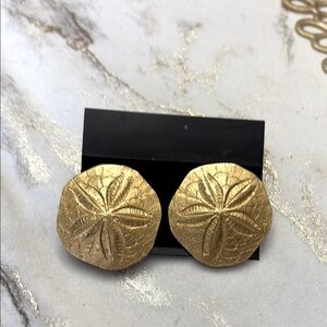 Carl Dauplaise VTG round goldtone screw clip earring starfish textured finish